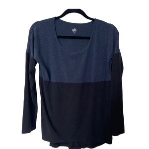 Alo yoga women teen long sleeve navy blue and black Size Small